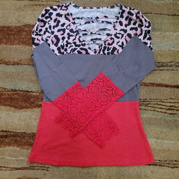 💜 New Lace Sleeve Color Block Top - Picture 2 of 3
